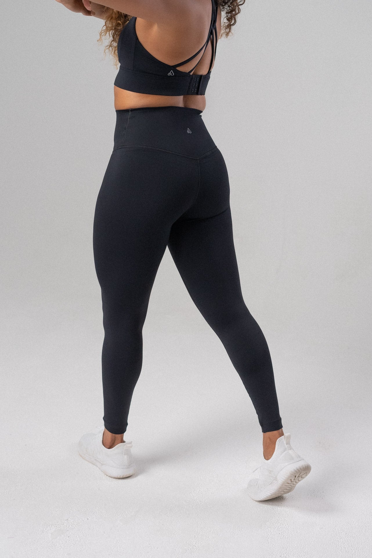 Angela is 5'2, Waist 27.5", Wearing Small