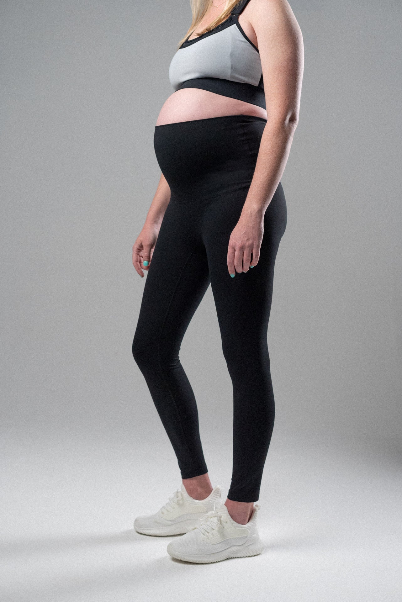 Cassy is 5'7, 28 Weeks, Wearing Large
